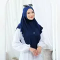 Dettaglio del hijab pullover in cotone cristallo elastico che mostra il design dello scialle. - Taglia unica / Blu zaffiro