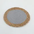 Gros plan détaillé du set de table rond tissé montrant la paille et la corde grise. - Style 2 tresse de jacinthe d'eau avec corde en coton bleu 30 cm