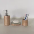 Ensemble d'accessoires de salle de bain en verre et paille tissée, détail distributeur. - Ensemble de 3 pièces style 1 avec bouteille en verre
