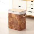 Detalle de cesta de ropa de bambú con textura tejida, patrón floral, tapa y asa de cuerda. - Cesta de Ropa Rectangular Estampada Lisa con Tapa (43x30x50cm)
