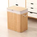 Detalle de la cesta de ropa de bambú con textura natural, borde de tela y asas de cuerda. - Cesta de Ropa Rectangular con Tapa (43x30x50cm)