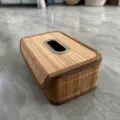 Handgemaakte bamboe tissuebox rechthoekige houten servettenhouder met bruine stoffen rand - 25x15x11 cm / Natuurlijke houtkleur