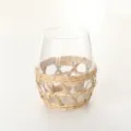 Vista detallada de vaso de vidrio transparente con soporte de paja, estilo vintage. - Huevera de espadaña pura con vidrio