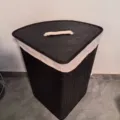 Panier à linge d'angle en bambou noir avec couvercle et poignée en corde pour la maison. - 1.1 Panier à linge triangulaire noir 35*35*60