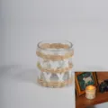 Portavelas y florero de vidrio tejido a mano con paja y cinta blanca para la decoración. - 7*8 espadaña con papel blanco y vidrio
