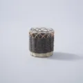 Handgemachter geflochtener Rattanhuelle Glasbecher Detail mit feiner Strohtextur und Glas. - 9*10cm (Inklusive Glas) / Dunkelgrau