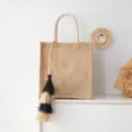 Detail van handgemaakte strooien tas met gestructureerde jute en stijlvolle kwast. - Stijl 1