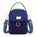 Vue de détail rapproché du mini sac à main en tissu oxford avec fermeture éclair. - Bleu foncé