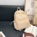 Lässiger Studentenrucksack in Hellgelb mit Vordertasche und minimalistischem Design. - L / Khaki