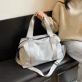 Silberne geknitterte PU Reisetasche, große wasserdichte Sport- und Fitnesstasche für Damen. - Silber