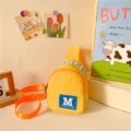 Gele borsttas voor kinderen, stijlvolle crossbodytas met opvallende letterprint, lichte tas. - Geel