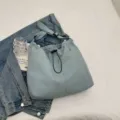 Lässige einfarbige Nylon-Eimer Tasche mit Kordelzug Design und bequemem Schultergurt für den Alltag. - Hellblau