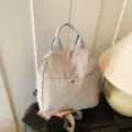 Lockerer multifunktionaler, minimalistischer hellgrauer Rucksack mit Tragegriffen. - Grau