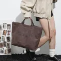 Große Kapazität Retro braune Leder Tote Tasche mit stilvollem nieten besetzten Buchstaben. - Kaffee