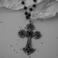 Collier pendentif croix gothique vintage Y2K avec perles noires et détails argentés. - Collier Croix