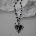 Y2K collier pendentif croix cœur gothique chaîne perlée noire bijou vintage détail. - Collier Croix Cœur