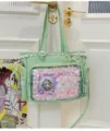 Bolso ita verde con ventana transparente, ribete de encaje y detalles de insignia anime. - Verde