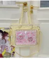 Vista detallada del bolso ita bonito con ventana transparente y chapas de estilo anime. - Amarillo