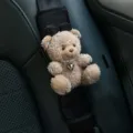 Gedetailleerd overzicht van het schattige pluche beren auto veiligheidsgordel kussen. - Teddybeer / Zwart