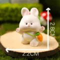 Simpatica statuetta di coniglio bianco in resina con carota, decorazione da scrivania. - Coniglio con Zaino