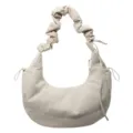 Beigefarbene Nylon Knödel Umhängetasche, lässige Cloud Crossbody Tasche mit gerafftem Riemen. - Gebrochenes Weiß