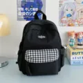 Schwarzer Mini Rucksack fuer Damen, mit karierter Fronttasche, modische Freizeittasche. - Schwarz
