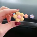 Süßer Auto Blumen Haken für Armaturenbrett und Dekoration, schöne bunte Farbvariante. - Duftversion - Mit einer Packung Duftplättchen (enthält 2 Stück) / Gelbe Fünfblattblume - Lüftungsschlitz
