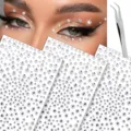 Nahaufnahme von glitzernden Strass-Gesichtsaufklebern für Festival-Augen-Make-up und DIY. - 4-teiliges Set / Transparent