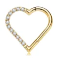 Dettaglio di piercing daith a cuore dorato con pietre zirconi scintillanti e chiusura a scatto. - Orecchio Sinistro / 1.2x8mm / Oro