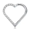 Primo piano dettagliato dell'anello per piercing a cuore con pietre di zircone cubico. - Orecchio Sinistro / 1.2x8mm / Argento