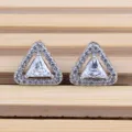Primo piano dettagliato di orecchini a lobo geometrici a triangolo con zirconi scintillanti. - Bianco