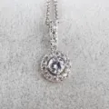 Mooie zilverkleurige metalen ronde zirkonia hanger ketting close-up detailopname. - Wit