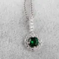 Groene zirkoon ronde hanger halsketting gedetailleerd, prachtig zilverkleurig kristal sieraden. - Groen