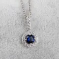 Elegante zilveren ronde blauwe steen hanger ketting met schitterende zirkonia stenen details. - Blauw