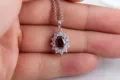 Wunderschöne ovale rote Zirkonia Anhänger Kette mit funkelnden weißen Steinen für Damen. - Halskette mit Kette / Granatrot
