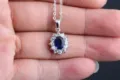Atemberaubende blaue Zirkonia Halo Anhänger Halskette, eleganter Silberschmuck für Damen. - Halskette mit Kette / Blau