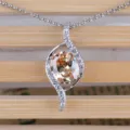 Atemberaubende elegante S-förmige Zirkonia Anhänger Halskette Detail Nahaufnahme Glanz Chic - Mit Kette / Champagner