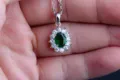 Elegante ovale grüne Edelstein-Halskette mit funkelndem Zirkonia-Halo-Cluster-Anhänger. - Halskette mit Kette / Grün