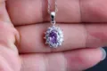Elegante Silberkette mit einem ovalen lila Zirkonia umgeben von funkelnden klaren Steinen. - Halskette mit Kette / Lila