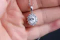 Silberfarbene Zirkonia-Halskette mit Anhänger im eleganten klassischen Cluster-Design. - Halskette mit Kette / Weiß