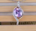 S-förmige Halskette mit violettem Zirkon-Anhänger, elegantes Silber-Design mit funkelnden Steinen. - Mit Kette / Violett