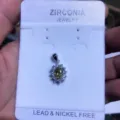 Klassische ovale Zirkonia Anhänger Halskette mit funkelnden Steinen auf weißer Karte SKU - Halskette mit Kette / Olivgelb