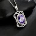 Vista detallada de un hermoso collar con colgante de plata y circonita púrpura brillante. - Collar Violeta (Acero Inoxidable)