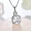 Wunderschöne Kissen Schliff Zirkonia Anhänger Halskette Detail, glänzender Silber Ton Modeschmuck. - Mit Kette / Weiß