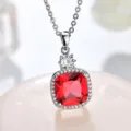 Nahaufnahme Detail der silbernen Halskette mit quadratischem roten Edelstein und Zirkonia. - Mit Kette / Rot