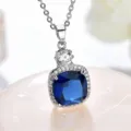 Nahaufnahme Detailansicht einer funkelnden blauen quadratischen Edelstein-Halskette mit Zirkonia. - Mit Kette / Blau