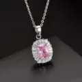 Nahaufnahme der rosafarbenen Zirkonia Halskette mit glänzender silberner Kette und Steinen. - Halskette / Rosa Zirkonia Halskette