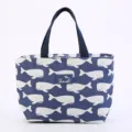 Blauwe katoen linnen geïsoleerde lunchtas met schattig walvis patroon voor dagelijks gebruik. - Diepzee blauwe vinvis