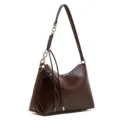 Borsa a spalla in pelle marrone da donna, elegante borsa hobo a cuscino con catena e nappine. - Caffè Vino