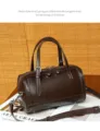 Primo piano dell'elegante borsa in pelle marrone con dettaglio di fibbia elegante e texture. - 20*10*12 / Caffè